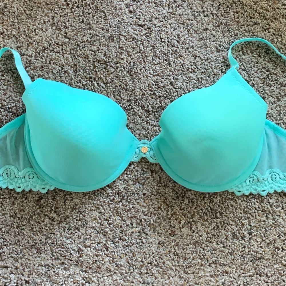 Natori bra. NWOT.